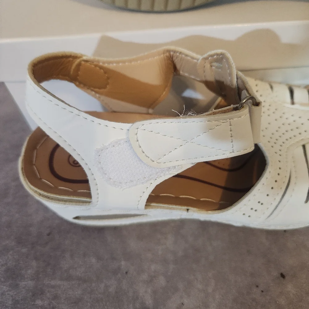 Report Kids White Velcro Strap Sandals‎ Size 35/US 3.5